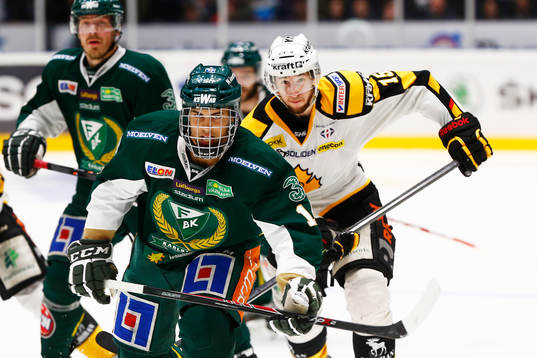 Färjestads Oliver Kylington jagas av Skellefteås Melker