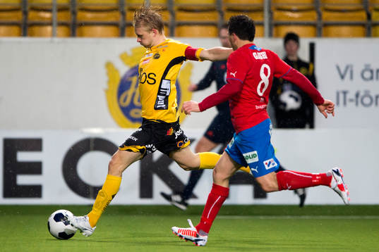 Elfsborgs Johan Larsson skott och Helsingborgs Ardian Gashi
