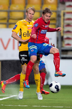 Helsingborgs Jere Uronen bryter boll av Elfsborgs Johan
