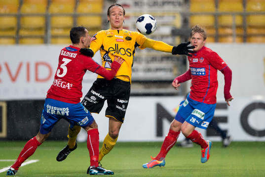 Elfsborgs Viktor Prodell och Helsingborgs Loret Sadiku i