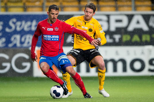 Helsingborgs Loret Sadiku (med boll) och Elfsborgs Marcus