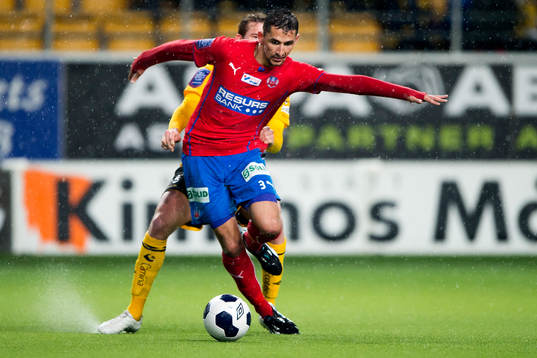 Helsingborgs Loret Sadiku med Elfsborgs Marcus Rohdén
