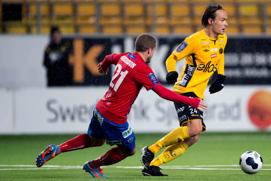 Elfsborgs Viktor Prodell (med boll) och Helsingborgs