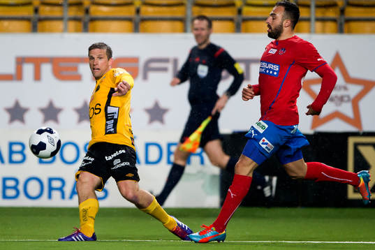 Elfsborgs Anders Svensson lägger inlägg och Helsingborgs