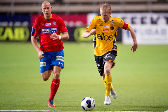 Elfsborgs Johan Larsson jagas av Helsingborgs Mattias