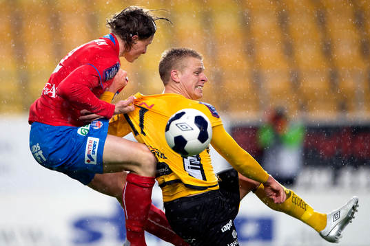 Kamp mellan Helsingborgs Carl Johansson som drar Elfsborgs
