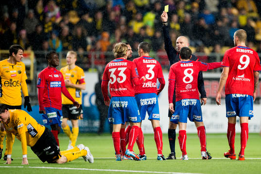 Helsingborgs Loret Sadiku (rygg mot kameran) varnas
