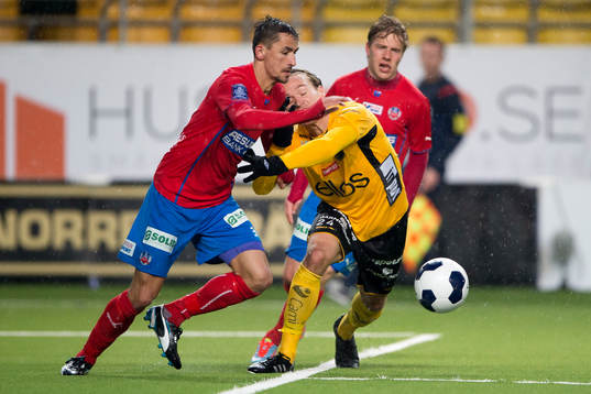 Tuff kamp mellan Helsingborgs Loret Sadiku och Elfsborgs