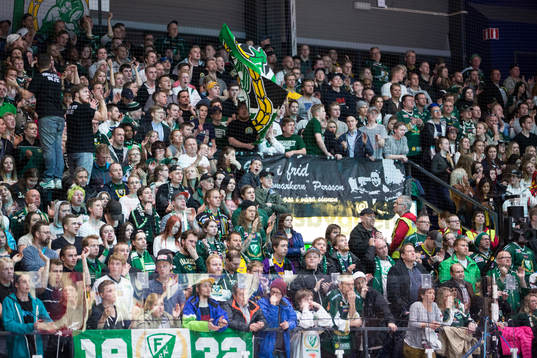 Färjestads supporters på läktaren ser deppiga ut