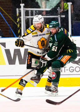 Färjestads Patrik Lundh, Rickard Wallin i kamp mot
