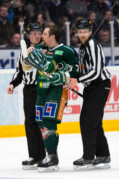 Färjestads Christian Berglund är upprörd