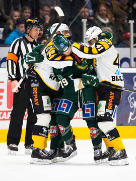 Färjestads Patrik Lundh uppvaktas hårt av Skellefteås