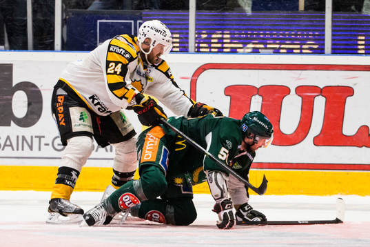 Färjestads Rickard Wallin i kamp mot Skellefteås Jonas