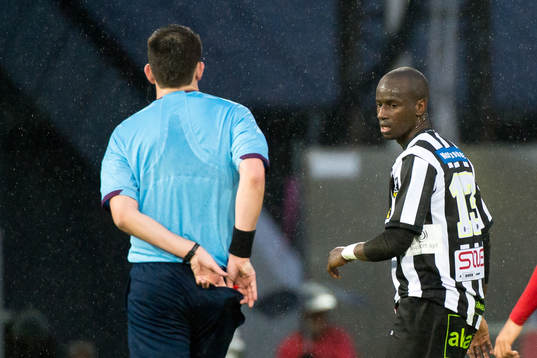 Landskronas Cheikh Tidiane Sarr tittar mot domare Nermin