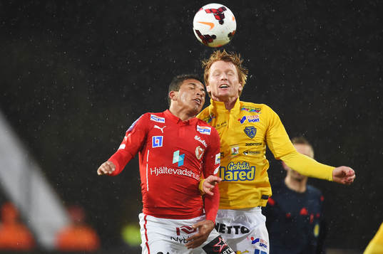 Kalmars Ismael Silva Lima i en luftduell mot Falkenbergs