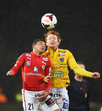 Kalmars Ismael Silva Lima i en luftduell mot Falkenbergs