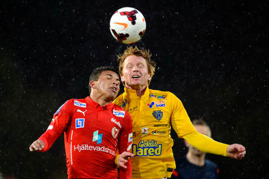 Kalmars Ismael Silva Lima i nickduell med Falkenbergs Dan