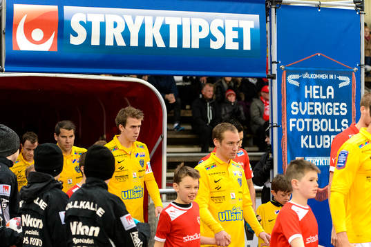 Spelarna går ut till planen innan fotbollsmatchen i