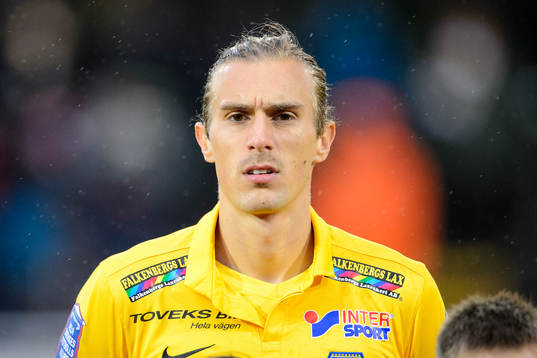 Falkenbergs Tobias Carlsson innan fotbollsmatchen i