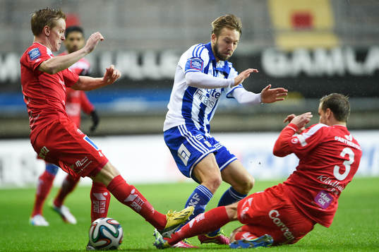 IFK Göteborgs Adam Johansson stoppas av Åtvidabergs