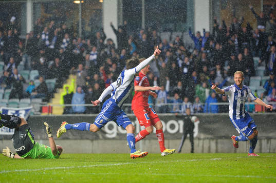 IFK Göteborgs Lasse Vibe (th) gör 1-0 och jublar med