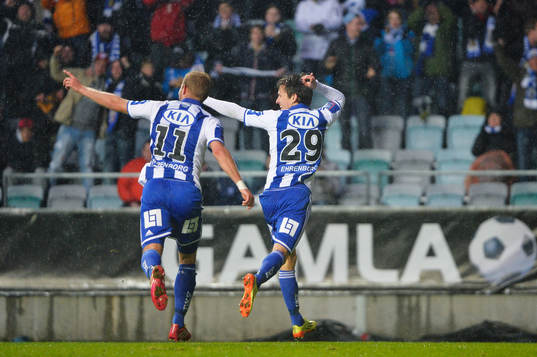 IFK Göteborgs Lasse Vibe (th) gör 1-0 och jublar med