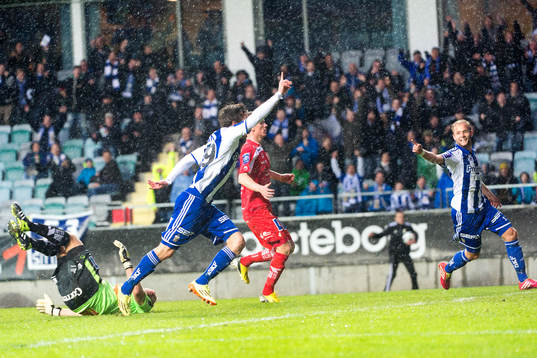 IFK Göteborgs Lasse Vibe gör 1-0 och jublar