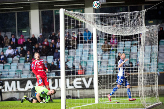 IFK Göteborgs Robin Söder lägger en boll strax över