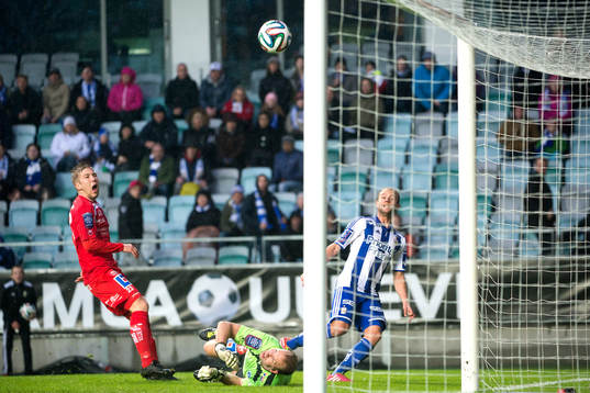 IFK Göteborgs Robin Söder lägger en boll strax över