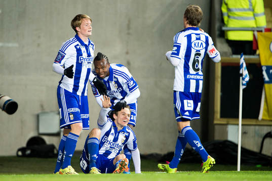 IFK Göteborgs Lasse Vibe klappas om av Sam Larsson, May