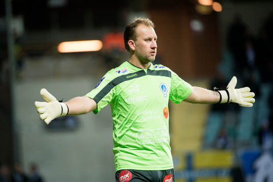 Åtvidabergs målvakt Henrik Gustavsson slår ut med armarna
