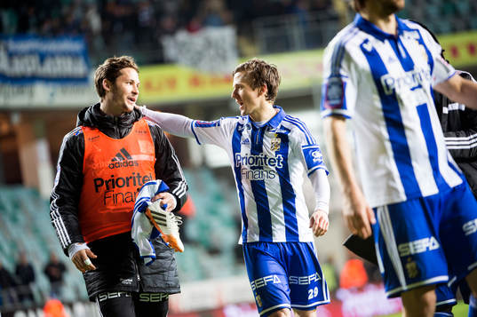 IFK Göteborgs Lasse Vibe klappar om Philip Haglund