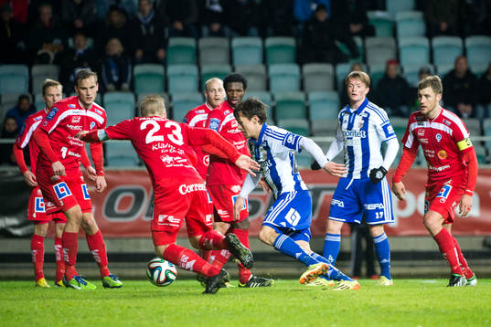 IFK Göteborgs Lasse Vibe har precis fått bollen av Sam