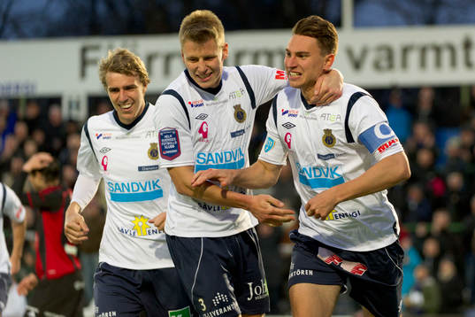 Johan Oremo och Jonas Olsson jublar med Marcus Hansson