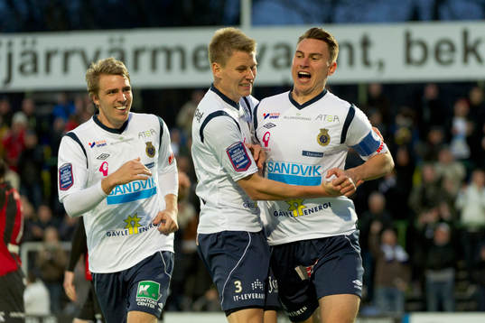 Johan Oremo och Jonas Olsson jublar med Marcus Hansson