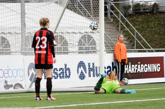 Brommapojkarnas målvakt Linnea Ericsson släpper in 0-1
