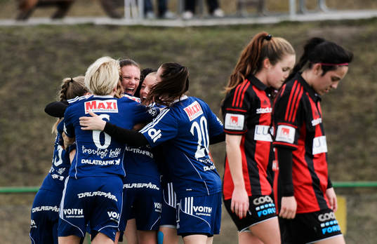 Kvarnsvedens spelare jublar och Brommapojkarnas spelare