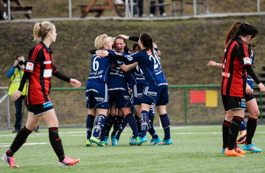 Kvarnsvedens spelare jublar och Brommapojkarnas spelare