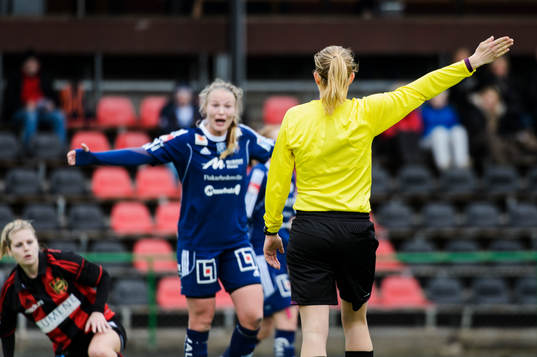 Kvarnsvedens Julia Strahl får frispark mot sig när hon