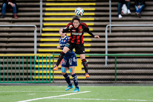 Brommapojkarnas Michelle Rojas Flores nickar framför