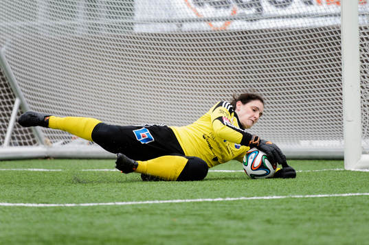 Kvarnsvedens målvakt Michelle Dalton räddar ett skott