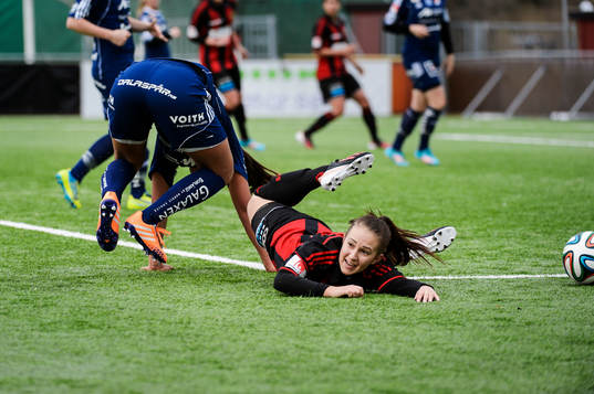 Kvarnsvedens Sabrina Henriksson fäller Brommapojkarnas