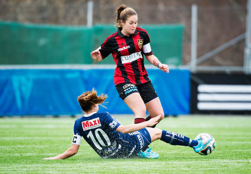 Kvarnsvedens Jennifer Jonasson bryter bollen för