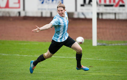 IFK Hässleholms Filip Ranmo har gjort 0-1 och jublar i