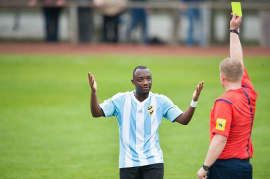 Hässleholms Brigth Frimpong varnas av domaren Jimmie