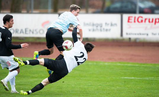 Hässleholms Danny Gunnarsson mot Sölvesborgs målvakt i
