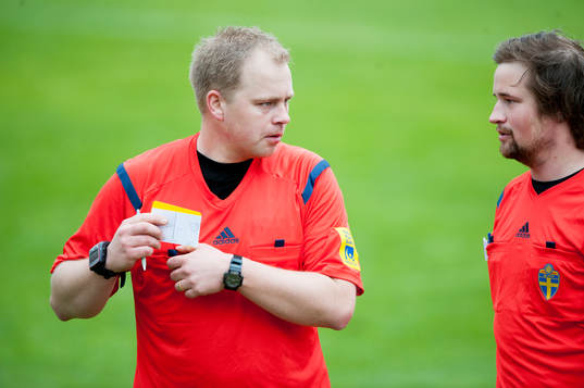 Domaren Jimmie Andersson i matchen i div. 111 mellan