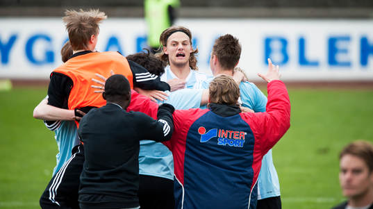 Hässleholms Linus Karlsson över domaren Jimmie Anderssons