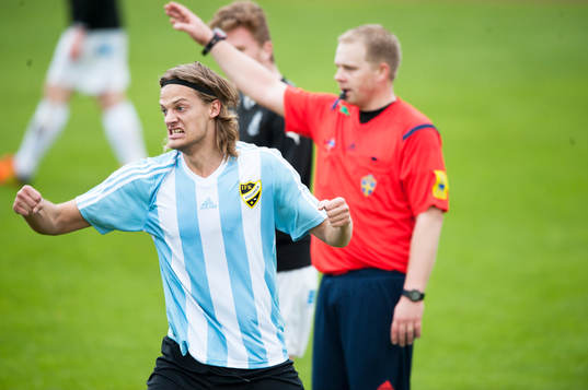 Hässleholms Linus Karlsson över domaren Jimmie Anderssons