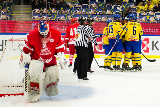 Danmarks målvakt Simon Nielsen deppar när Sverige firar